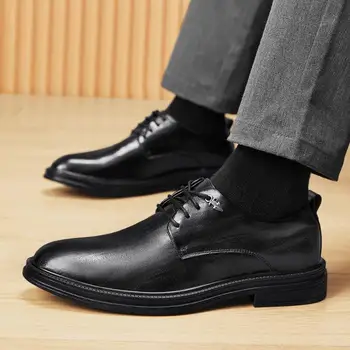 Кожаные туфли на высоком каблуке, мужские осенние новинки 2023, деловые повседневные кожаные туфли, черные мужские туфли для собеседований без застежки с мягкой подошвой