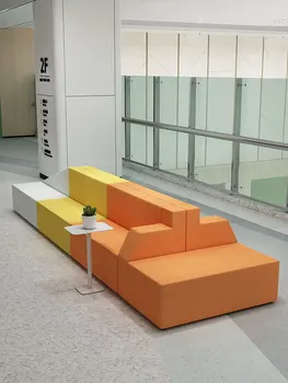 Учебное заведение, бизнес-офис компании, вестибюль, зона отдыха, креативная комбинация современных диванов особой формы для отдыха.